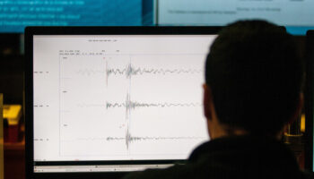 terremoto-di-magnitudo-4,8-a-firenze,-gente-in-strada