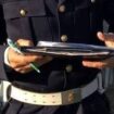 multe-fino-a-2.600-euro-e-patente-sospesa-per-chi-guida-usando-il-cellulare