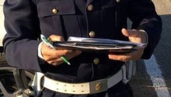 multe-fino-a-2.600-euro-e-patente-sospesa-per-chi-guida-usando-il-cellulare