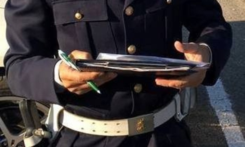 multe-fino-a-2.600-euro-e-patente-sospesa-per-chi-guida-usando-il-cellulare