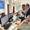 schifani-in-sala-operativa-del-corpo-forestale-segue-emergenza-incendi