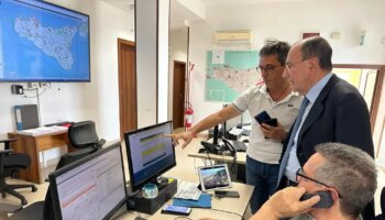 schifani-in-sala-operativa-del-corpo-forestale-segue-emergenza-incendi