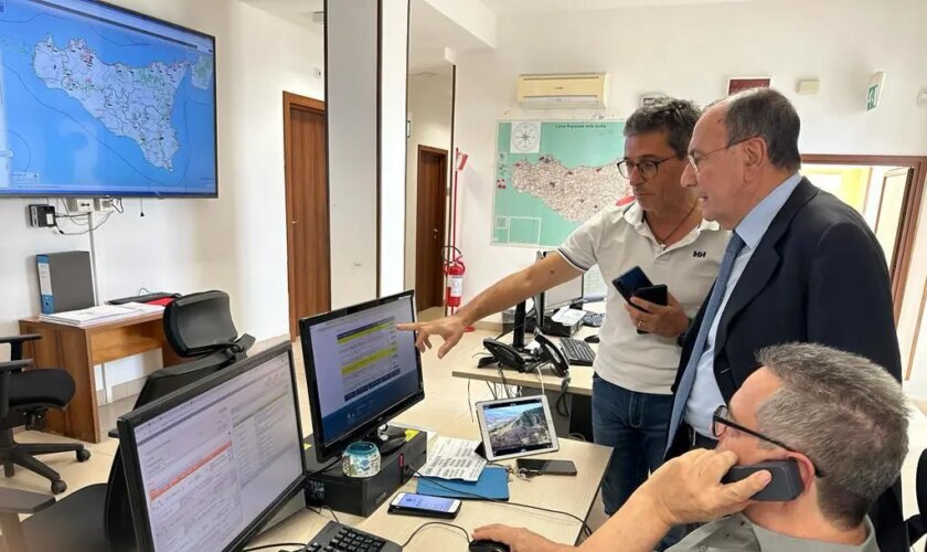 schifani-in-sala-operativa-del-corpo-forestale-segue-emergenza-incendi