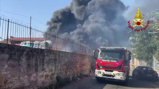 incendi-a-palermo-e-provincia,-vigili-del-fuoco-e-3-canadair-in-azione