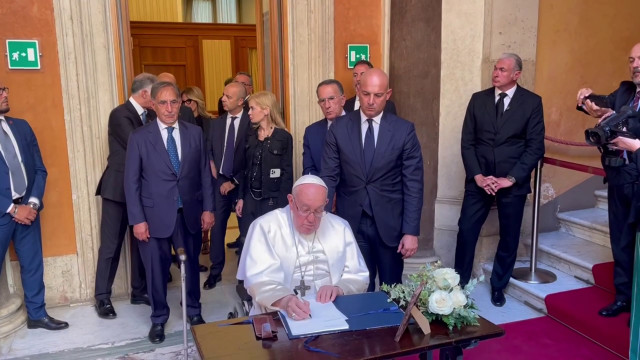 napolitano,-papa-francesco-alla-camera-ardente