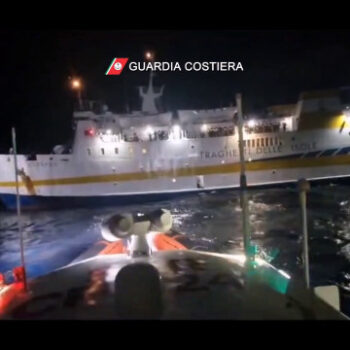fiamme-su-traghetto-da-lampedusa-a-porto-empedocle,-video-dei-soccorsi