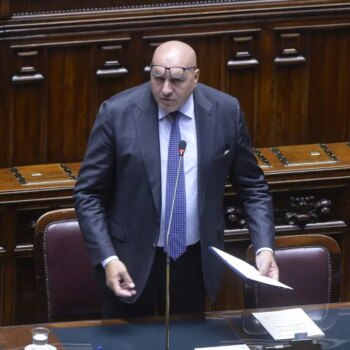 crosetto-“si-bloccano-migranti-da-una-parte,-si-agevolano-dall’altra”