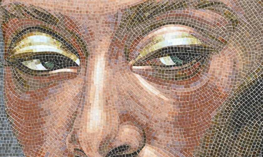 milano,-svelato-il-mosaico-che-celebra-la-prima-super-modella-nera