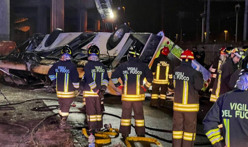 pullman-precipita-dal-cavalcavia-a-mestre,-21-morti-e-15-feriti.-rimosso-il-bus