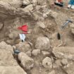 scavano-per-la-rete-idrica-e-trovano-una-tomba-romana