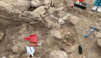 scavano-per-la-rete-idrica-e-trovano-una-tomba-romana