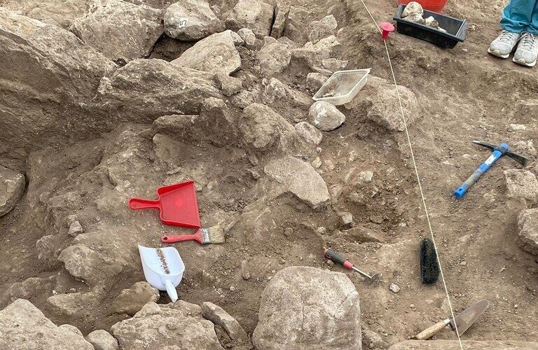 scavano-per-la-rete-idrica-e-trovano-una-tomba-romana