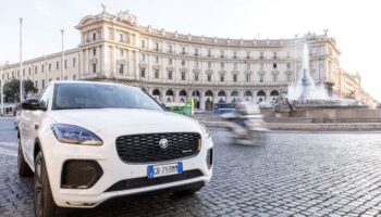 jaguar-land-rover,-alla-scoperta-dei-segreti-dell’auto-elettrica