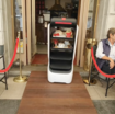 al-caffe-degli-specchi-di-trieste-sono-arrivati-camerieri-robot