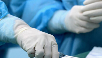 caposala-sutura-un-cadavere-in-obitorio-e-pubblica-la-foto,-e-polemica- 