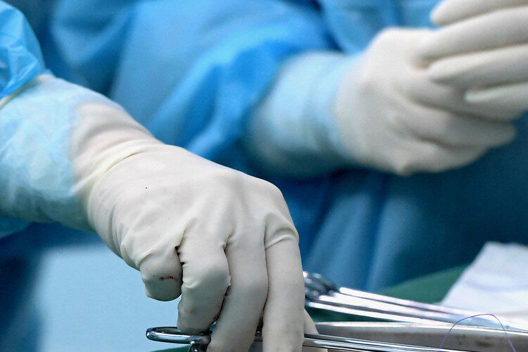 caposala-sutura-un-cadavere-in-obitorio-e-pubblica-la-foto,-e-polemica- 