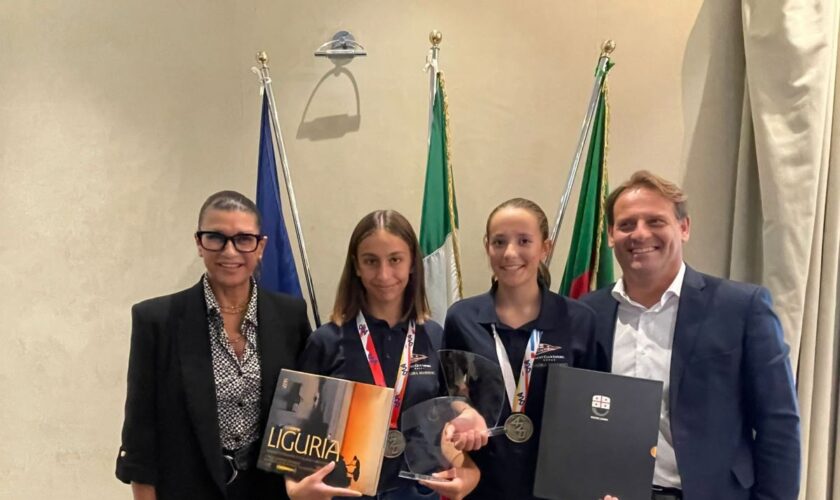 liguria,-ferro-e-scajola-premiano-le-campionesse-mondiali-di-vela-u15