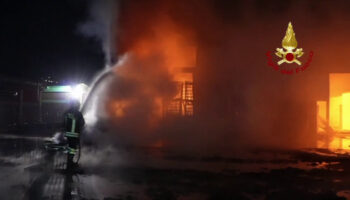fiamme-in-un’azienda-di-materie-plastiche-nell’avellinese