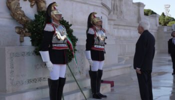 mattarella-depone-una-corona-d’alloro-sulla-tomba-del-milite-ignoto