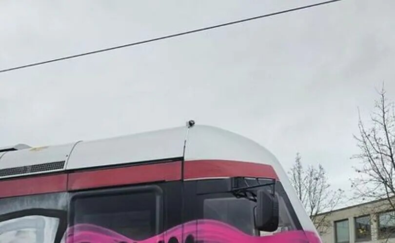 firenze,-assalto-a-carrozza-tramvia.-scritta-pitturata-esternamente