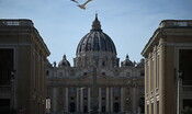 turista-colpito-da-ictus-a-piazza-san-pietro,-non-identificato-per-ore 