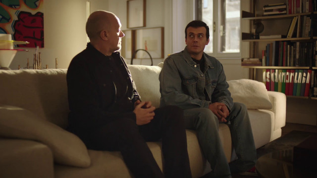 max-pezzali-incontra-la-sua-versione-anni-’90-con-sky-glass