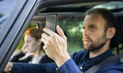 il-10%-degli-italiani-gira-un-video-con-il-cellulare-mentre-guida