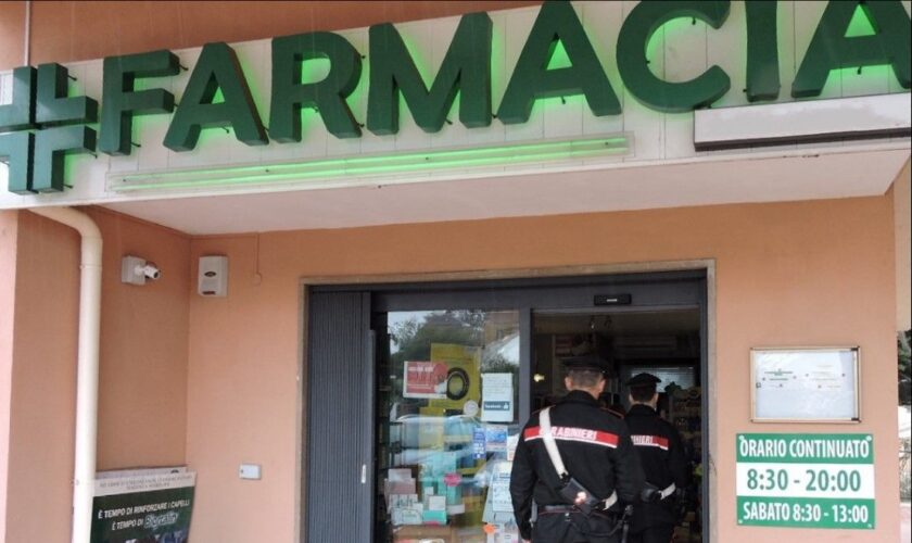 armati-di-siringa-rapinano-farmacia-a-roma,-due-fermati