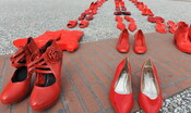le-vigilesse-di-ferrara-con-le-scarpe-rosse-per-ricordare-le-vittime-di-violenza