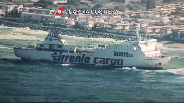 motonave-si-arena-sulle-coste-siciliane