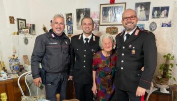 a-favignana-i-carabinieri-festeggiano-i-102-anni-di-zia-rosina