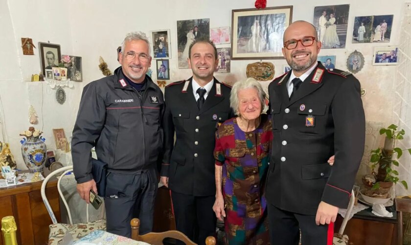a-favignana-i-carabinieri-festeggiano-i-102-anni-di-zia-rosina