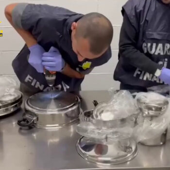 quattro-chili-di-cocaina-nel-doppiofondo-di-una-pentola,-arrestata