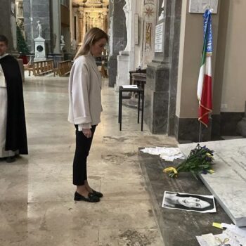 metsola-depone-corona-di-fiori-su-tomba-falcone-a-palermo