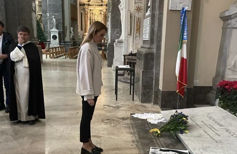 metsola-depone-corona-di-fiori-su-tomba-falcone-a-palermo