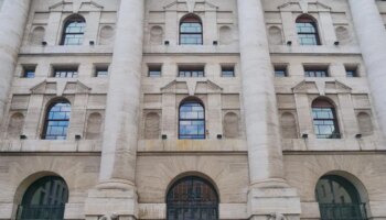 piazza-affari-chiude-in-rialzo,-ftse-mib-+0,56%