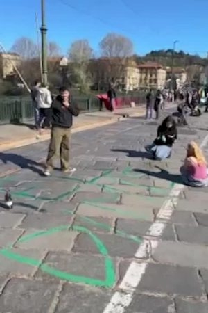 torino:-fridays-for-future-bloccano-ponte-della-gran-madre
