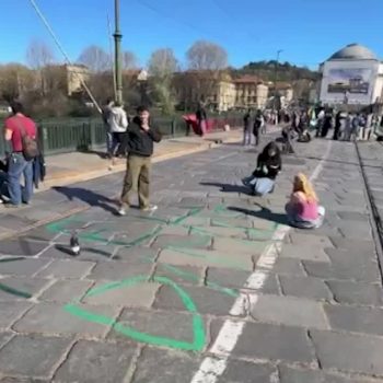 torino:-fridays-for-future-bloccano-ponte-della-gran-madre