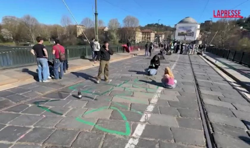 torino:-fridays-for-future-bloccano-ponte-della-gran-madre