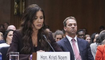 kristi-noem,-bufera-sul-marito-bryon:-chattava-indossando-finti-seni-giganti