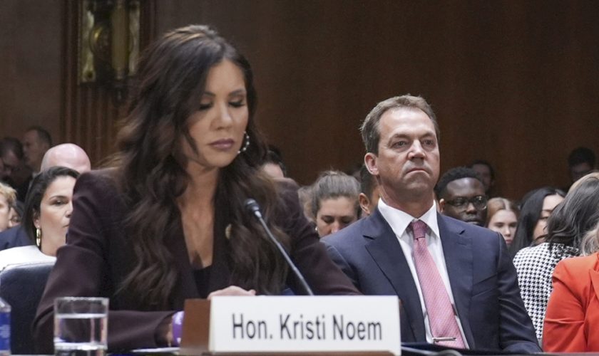 kristi-noem,-bufera-sul-marito-bryon:-chattava-indossando-finti-seni-giganti