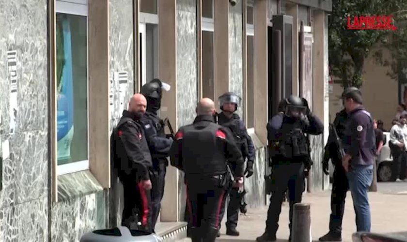 napoli,-rapina-in-banca-con-ostaggi:-caccia-ai-banditi-armati-in-fuga