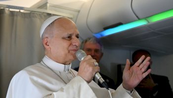 leone-xiv-fa-tappa-in-angola:-“non-e-mio-interesse-dibattere-con-trump”