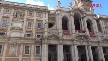 papa-francesco,-a-un-anno-dalla-morte-santa-maria-maggiore-gremita-di-fedeli-per-il-ricordo