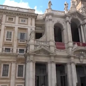 papa-francesco,-a-un-anno-dalla-morte-santa-maria-maggiore-gremita-di-fedeli-per-il-ricordo