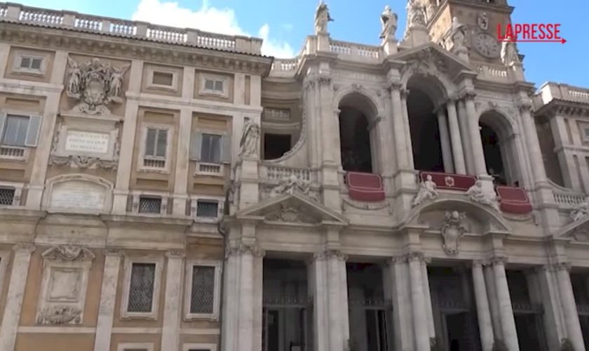 papa-francesco,-a-un-anno-dalla-morte-santa-maria-maggiore-gremita-di-fedeli-per-il-ricordo