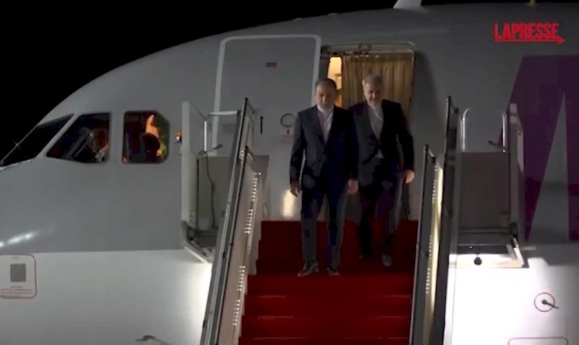 iran,-il-ministro-degli-esteri-araghchi-arriva-a-islamabad