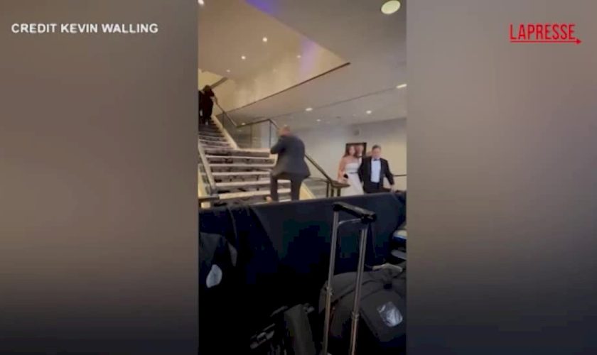 spari-alla-cena-dei-giornalisti-con-trump,-funzionari-e-ospiti-escono-di-corsa:-il-video