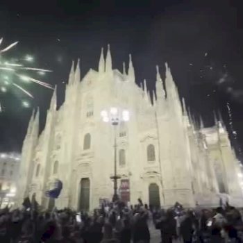 milano,-i-tifosi-dell’inter-festeggiano-il-21esimo-scudetto-a-piazza-duomo