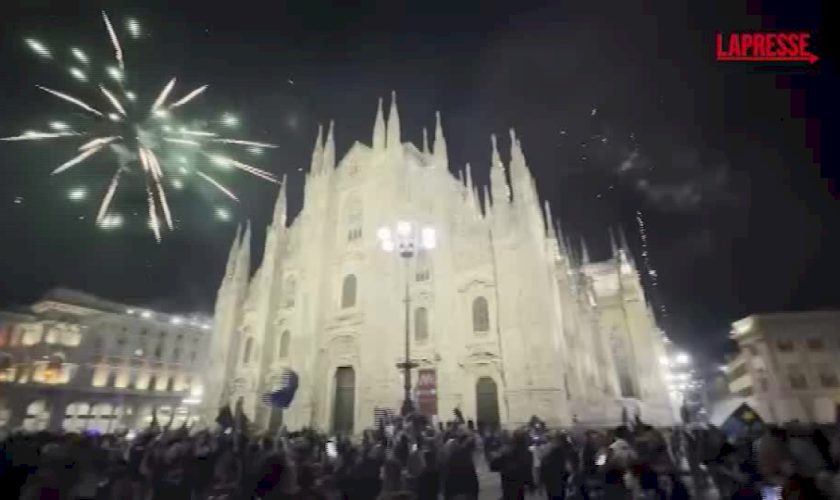 milano,-i-tifosi-dell’inter-festeggiano-il-21esimo-scudetto-a-piazza-duomo